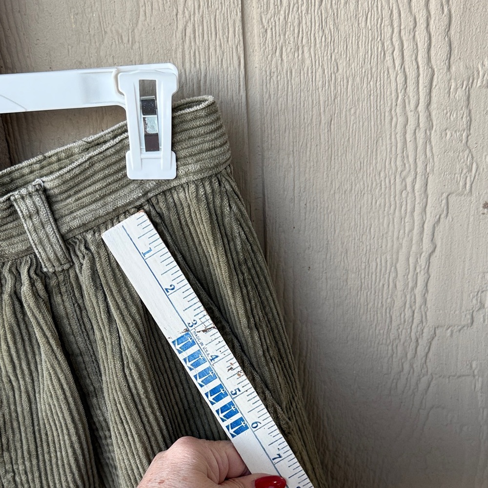 Eddie Bauer “Vintage-inspired Eddie Bauer corduroy Bermuda shorts (Y2K era)” - Picture 9 of 11